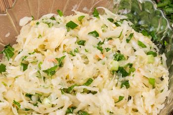 Nie dolewaj oleju do kiszonej kapusty. Często tak robiłam, ale babcia udowodniła, że to błąd