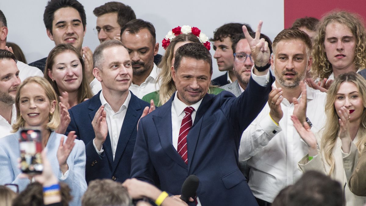 WARSAW, MASOVIAN VOIVODESHIP, POLAND - 2025/06/01: Rafal Trzaskowski, Warsaw's Mayor and member of ruling centrist Civic Coalition party, with his wife Malgorzata are seen after exit polls were announced on tv during their election night event at the the National Museum of Ethnography in Warsaw. According to an exit poll announced at 9:00 pm (CET) conducted by Ipsos for several Polish television channels, Rafal Trzaskowski - Civic Coalition presidential candidate and Warsaw Mayor won 50.3 percent, while Karol Nawrocki won 49.7 percent in the second round of the presidential election in Poland. (Photo by Attila Husejnow/SOPA Images/LightRocket via Getty Images)