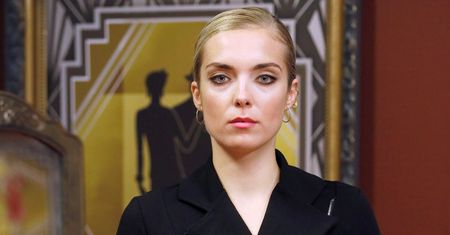Magdalena Koleśnik manifestuje podczas konferencji. Chodzi o migrantów na granicy