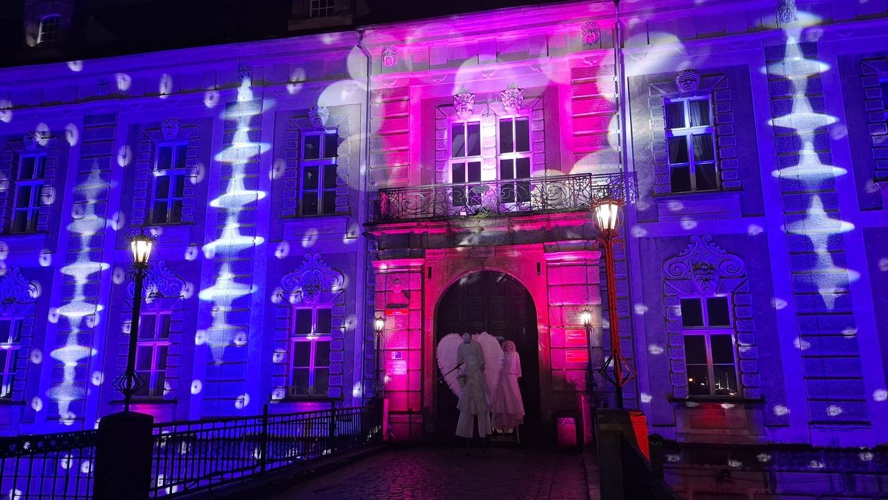 Żagań: Anioły i elfy otworzyły Jarmark św. Mikołaja