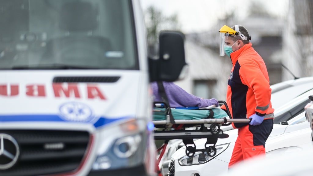 Koronawirus. Coraz więcej przypadków i zgonów w Polsce