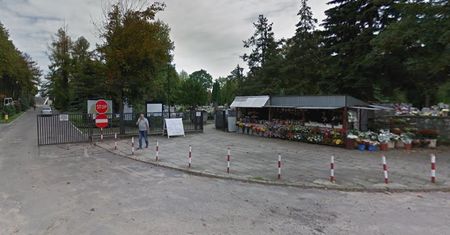 Utknęli na cmentarzu komunalnym