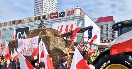 "Słomiany czołg" wjechał do Warszawy. Rolnicy w drodze pod Sejm