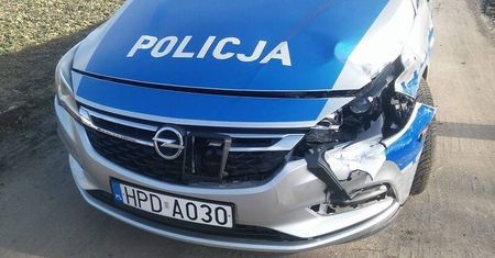 Radiowóz wyjeżdżając z zatoczki, wymusił pierwszeństwo. Zderzył się z nissanem