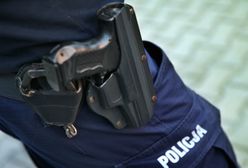 Policjant ze Złotoryi jeździł do kochanki. Pozwalał jej pobawić się bronią