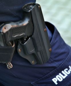 Policjant ze Złotoryi jeździł do kochanki. Pozwalał jej pobawić się bronią