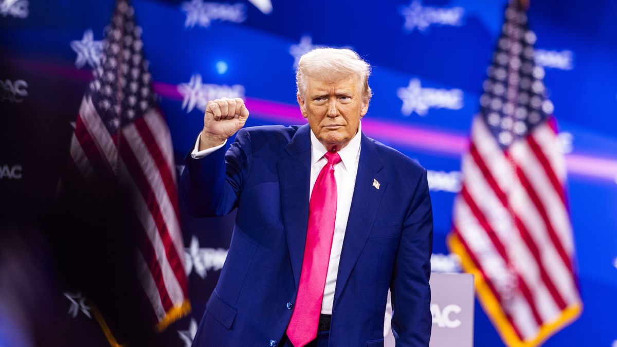US President Donald Trump departs after speaking on the last day of the annual Conservative Political Action Conference (CPAC) in National Harbor, Maryland, USA, 22 February 2025. The CPAC is an annual gathering of right-wing activists and elected officials from across the United States and beyond. EPA/JIM LO SCALZO Dostawca: PAP/EPA.