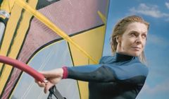Mama na desce windsurfingowej w reklamie Etopiryny (wideo)