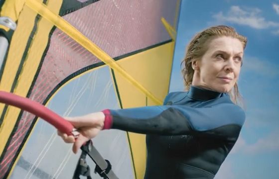 Mama na desce windsurfingowej w reklamie Etopiryny (wideo)