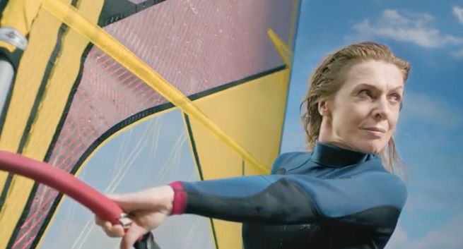 Mama na desce windsurfingowej w reklamie Etopiryny (wideo)