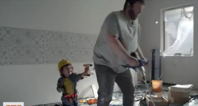 Stacje telewizyjne ocenzurowały spot OBI z wiertarką w tyłku (wideo)