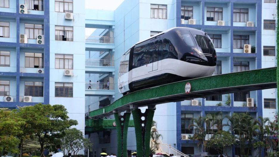 Monorail porusza się nad ziemią, jest cichy i ekologiczny