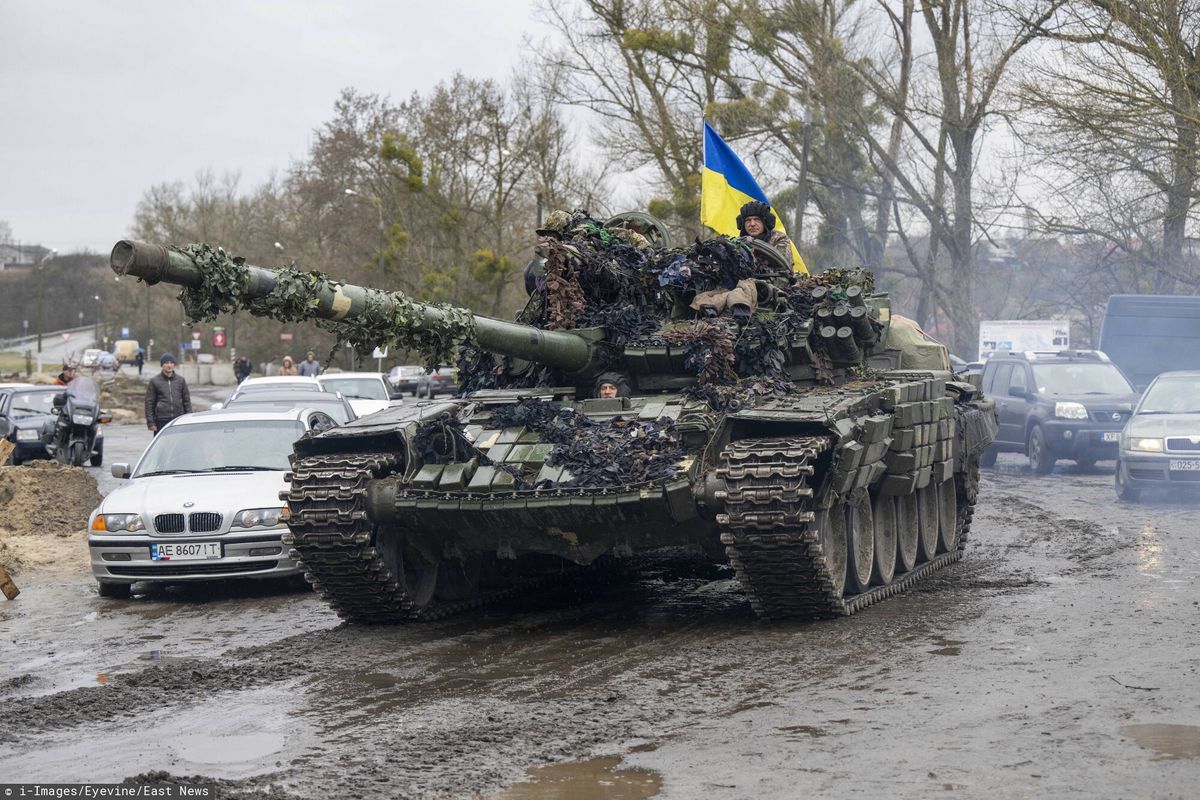 Zdjęcie ilustracyjne/ ukraiński czołg w drodze na most pontonowy 