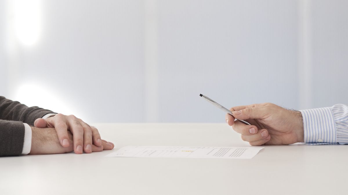 Wypowiedzenie umowy o pracę  Każda umowa o pracę, bez względu na to, czy jest terminowa, czy zawarto ją na czas nieokreślony, może zostać rozwiązana: za porozumieniem stron, przez oświadczenie jednej ze stron – z zachowaniem lub bez zachowania okresu wypowiedzenia, z upływem czasu, na jaki została zawarta.  Możliwe jest wypowiedzenie umowy o pracę przez pracownika lub przez pracodawcę, ponieważ mamy tu do czynienia z jednostronnym oświadczeniem woli, które nie wymaga zgody dwóch stron. Przedsiębiorca, który zwalnia zatrudnionego za wypowiedzeniem, może zwolnić go jednocześnie z obowiązku świadczenia pracy w okresie wypowiedzenia z zachowaniem prawa do wynagrodzenia. Wypowiedzenie umowy o pracę z zachowaniem okresu wypowiedzenia Jeśli umowa o pracę jest rozwiązywana z zachowaniem okresu wypowiedzenia, do czasu jego upływu zatrudniony pozostaje w stosunku pracy z przedsiębiorcą. Okres wypowiedzenia obejmujący tydzień lub miesiąc albo ich wielokrotność kończy się odpowiednio w sobotę lub w ostatnim dniu miesiąca.  Ile wynosi okres wypowiedzenia umowy o pracę? Okres wypowiedzenia umowy o pracę na czas nieokreślony i określony jest uzależniony od stażu zatrudnienia w danej firmie. Ile wynosi? Sprawdź, ile wynosi okres wypowiedzenia adekwatny do stażu pracy pracownika: staż pracy krótszy niż 6 miesięcy – okres wypowiedzenia wynosi 2 tygodnie, staż pracy wynoszący od 6 miesięcy do 3 lat – okres wypowiedzenia wynosi 1 miesiąc, staż pracy powyżej 3 lat – okres wypowiedzenia to 3 miesiące. Przy tym do stażu pracownika w danej firmie zalicza się jednocześnie: okres poprzedniego zatrudnienia, jeśli nastąpiło przejście zakładu pracy na innego pracodawcę (przejęcie firmy), okresy zatrudnienia na podstawie wszystkich umów o pracę pomiędzy zatrudnionym a tym samym przedsiębiorcą, bez względu na to, jaka była liczba umów i jakie były przerwy występujące pomiędzy nimi.  Jeśli wypowiedzenie umowy przez pracownika dotyczy umowy zawartej na okres próbny, wówczas wypowiedzenie wynosi: 3 dni – jeśli okres próbny zatrudnienia wynosił nie dłużej niż 2 tygodnie, 1 tydzień – jeśli okres próbny wynosił dłużej niż 2 tygodnie, 2 tygodnie – jeśli okres próbny wynosił 3 miesiące. Okresy wypowiedzenia określone w prawie pracy są skuteczne na koniec tygodnia lub miesiąca.  Wypowiedzenie umowy o pracę za porozumieniem stron Zakończenie współpracy pomiędzy pracodawcą a zatrudnionym może odbywać się za porozumieniem stron. To polubowny sposób rozwiązania stosunku pracy, polegający na tym, że na zamknięcie umowy wyrażona jest obopólna zgoda, a pracownik i pracodawca wspólnie podpiszą dokument potwierdzający termin i zasady zakończenia współpracy przez strony.  Co powinno zawierać wypowiedzenie umowy o pracę? Jeśli wypowiedzenie umowy o pracę jest składane zatrudniającego, zobowiązany jest on do wskazania przyczyn takiego kroku. Zasadniczo trzeba wiedzieć, jak napisać wypowiedzenie o pracę, by spełniało wymagania wskazane w Kodeksie pracy. Wypowiedzenie za porozumieniem stron powinno zawierać: miejscowość i datę, dane pracownika wraz z adresem, dane pracodawcy wraz z adresem siedziby, prośbę o rozwiązanie umowy i propozycję terminu jej rozwiązania, podpisy pracownika i pracodawcy.  W podobny sposób przedstawia się wypowiedzenie umowy o pracę z zachowaniem lub nie okresu wypowiedzenia. Konieczne jest wskazanie w takim piśmie informacji o rozwiązaniu umowy wraz z podaniem daty jej zawarcia, jej numeru, stron, pomiędzy którymi została podpisana oraz okresu wypowiedzenia. Pracodawca musi wpisać też w takie oświadczenie woli powód zakończenia współpracy.  O czym należy pamiętać, składając wypowiedzenie umowy o pracę? Otóż wypowiedzenie umowy o pracę przez pracownika możliwe jest: w każdym momencie trwania stosunku pracy, z każdego powodu, który nie musi być ujawniony, przez złożenie na ręce pracodawcy oświadczenia o rozwiązaniu umowy za wypowiedzeniem. Przy rozwiązaniu umowy o pracę bez okresu wypowiedzenia konieczne jest zachowanie formy pisemnej, dokumentowej. Pracownik może wręczyć wypowiedzenie umowy o pracę osobiście zatrudniającemu lub przesłać taki dokument na adres siedziby firmy listem poleconym. Pracodawca, który oświadcza rozwiązanie umowy o pracę poprzez jej wypowiedzenie lub bez wypowiedzenia, powinien zawrzeć w takim dokumencie pouczenie o przysługującym zatrudnionemu prawie odwołania się do sądu pracy.  Nie ma możliwości dokonania wypowiedzenia umowy w czasie nieobecności pracownika spowodowanej opieką nad dzieckiem w okresie pobierania z tego tytułu zasiłku oraz w przypadku odosobnienia zatrudnionego ze względu na chorobę zakaźną – w okresie pobierania z tego tytułu wynagrodzenia i zasiłku.  Czy wypowiedzenie umowy o pracę można wysłać drogą mailową? Obecnie nie ma już konieczności doręczania wypowiedzenia osobiście pracodawcy czy zatrudnionemu. Możliwe jest wysłanie go e-mailem, choć lepiej mieć potwierdzenie skutecznego dostarczenia takiego pisma. 