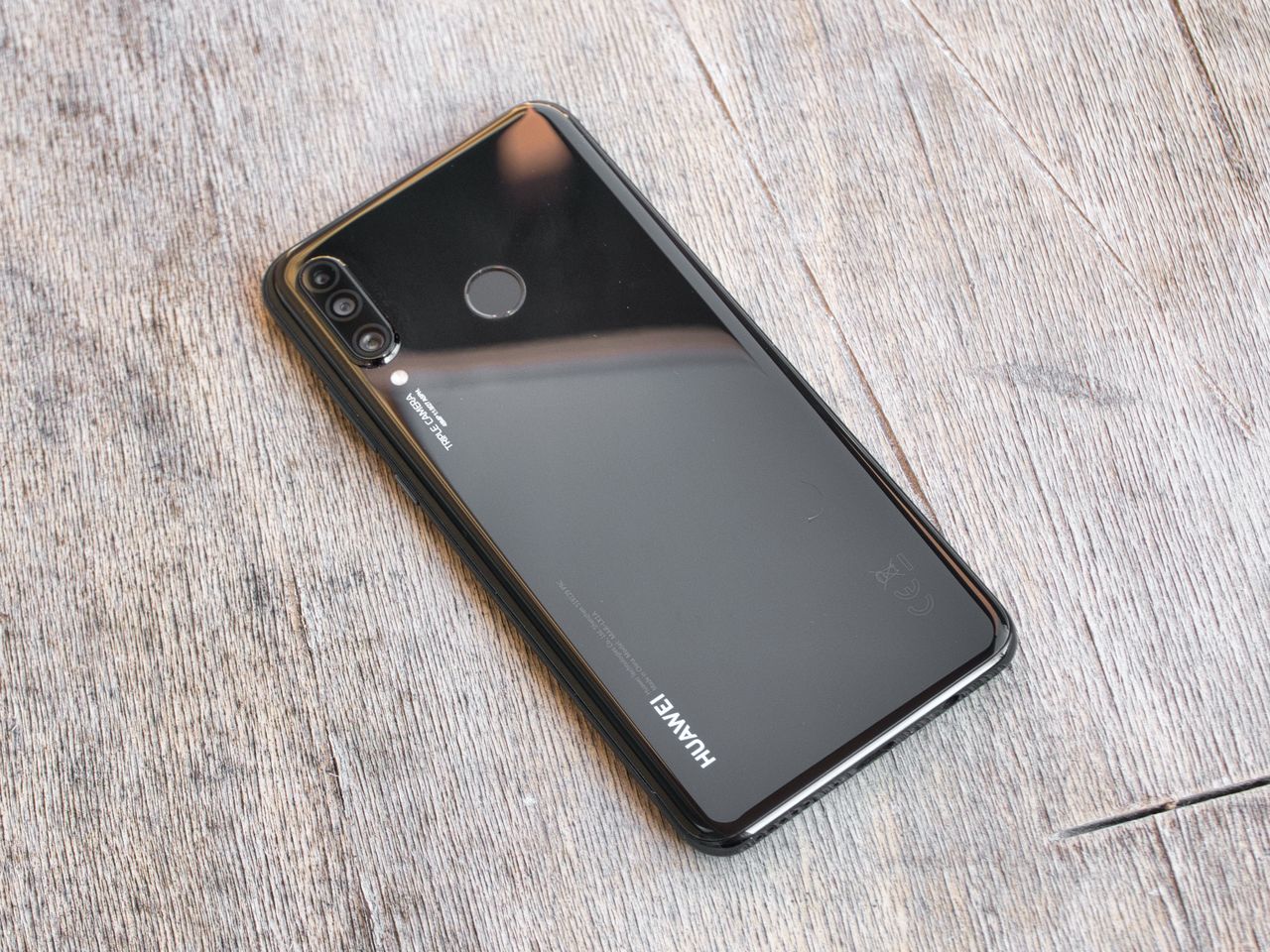 Huawei P30 lite ma z tyłu czytnik linii papilarnych i potrójny aparat