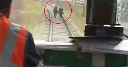 Przerażające wideo z Rosji. Kobiety na torach tuż przed jadącym pociągiem