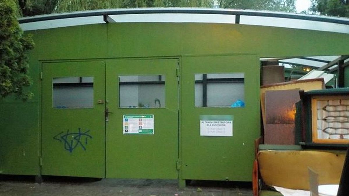 Bezdomna urodziła w altanie śmietnikowej na jednym z osiedlu na Ursynowie