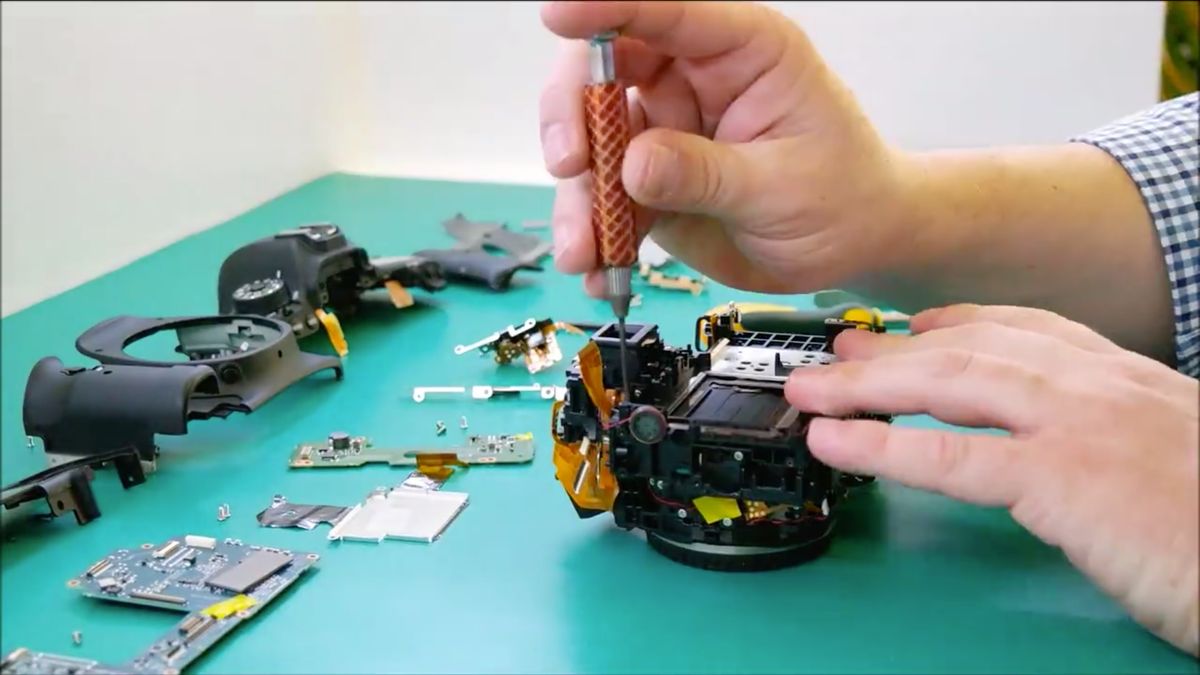 Zobacz, jak wymienia się migawkę w Canonie EOS 6D 1