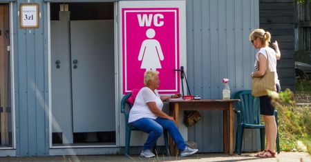 "Telefon wpadł mi do ubikacji". Nowa metoda wyłudzenia pieniędzy