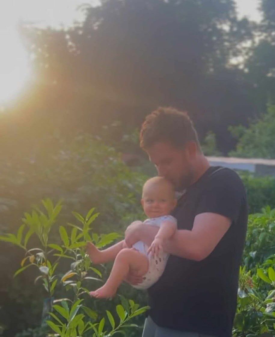 Antoni Królikowski opublikował mnóstwo fotek z ukochaną i córką