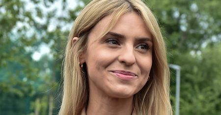 Zrobiła furorę, gdy się odwróciła. Sukienka to mistrzostwo