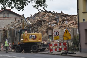 Gorzów: Rozbiórka na Zamościu. Po budynkach została wielka góra gruzu