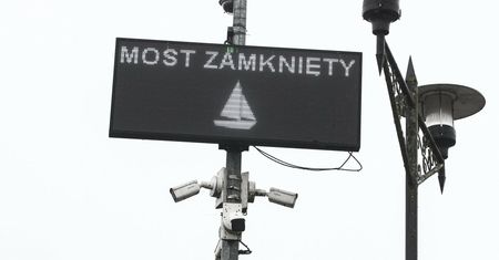 Most nie wytrzymał upału. Polewali go zimną wodą