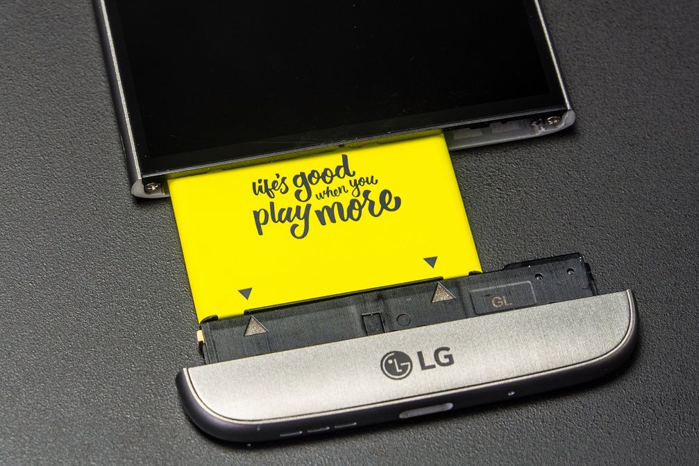 Moduł z akumulatorem wysunięty z obudowy LG G5.