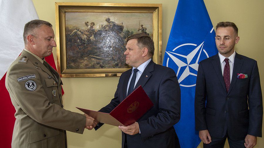 Koronawirus w szefostwie MON. Zakażony wiceminister Wojciech Skurkiewicz (w środku) (Twitter)