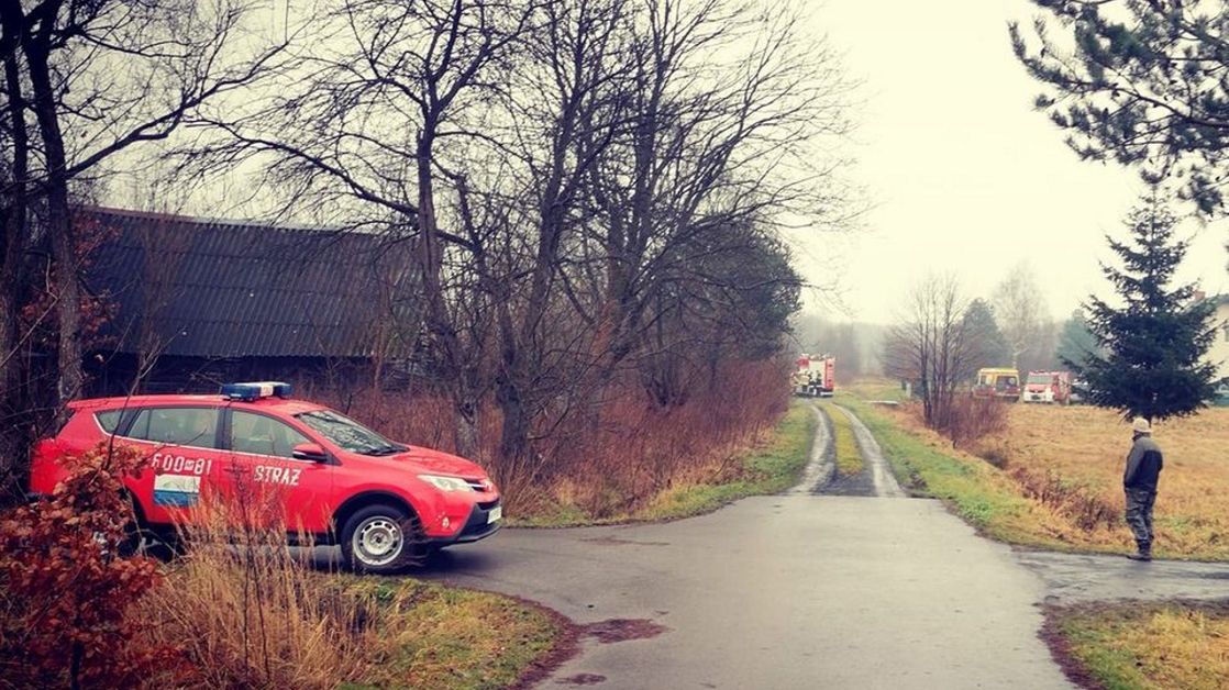 65-latek chciał zajrzeć do przydomowego szamba, włożył głowę do włazu i utknął. Kiedy przyjechała pomoc mężczyzna już nie żył.