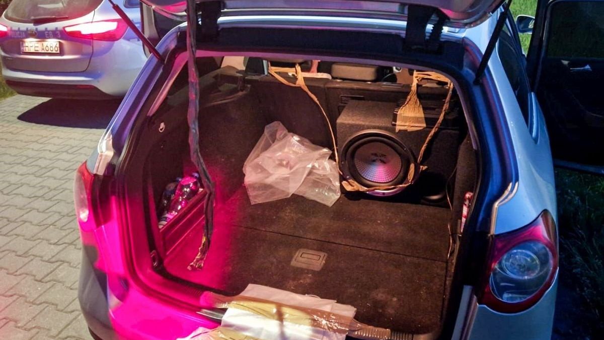 Taśmą zabezpieczyli zamek i stworzyli mechanizm z liny, którym podnosili klapę