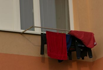Połóż na parapecie. Tak w mig obniżysz temperaturę w pomieszczeniu