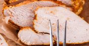 Nie tylko wędzone szynki. Na Wielkanoc zaskocz gości delikatną i pyszną domową wędliną z kurczaka
