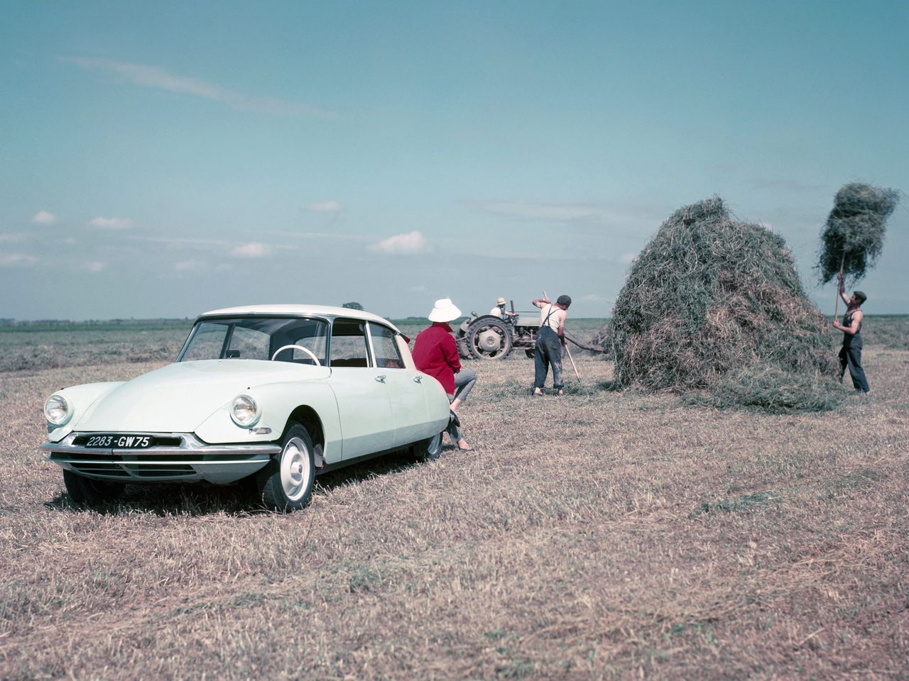 Citroen DS - od tego modelu wszystko się zaczęło. Tak na marginesie, zwróćcie uwagę na dość oryginalny sposób promocji auta na tym zdjęciu.