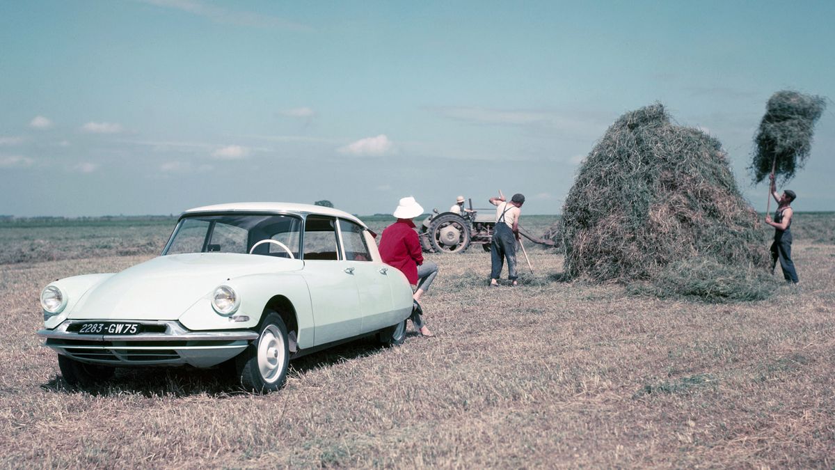 Citroen DS - od tego modelu wszystko się zaczęło. Tak na marginesie, zwróćcie uwagę na dość oryginalny sposób promocji auta na tym zdjęciu.