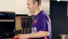 Piłkarze FC Barcelona w kuchni i na boisku reklamują sprzęt Beko (wideo)