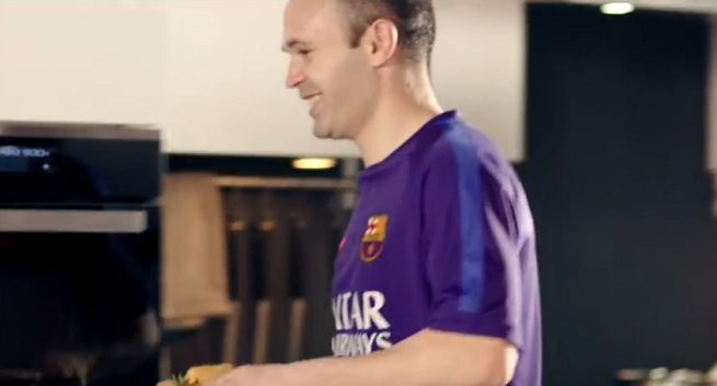 Piłkarze FC Barcelona w kuchni i na boisku reklamują sprzęt Beko (wideo)