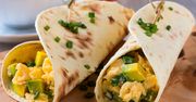 Spróbuj jajecznicy w tortilli. Ten wrap to przepis na szybkie fit śniadanie