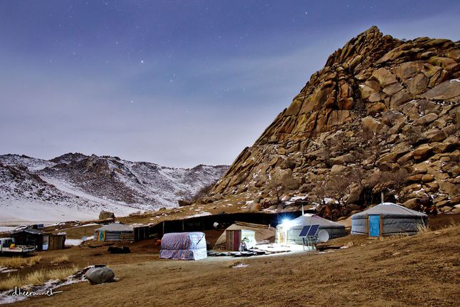Mongołowie to nadal w dużej mierze kultura koczownicza więc ciężko z dostępem do prądu, obecnie używają energii słonecznej.