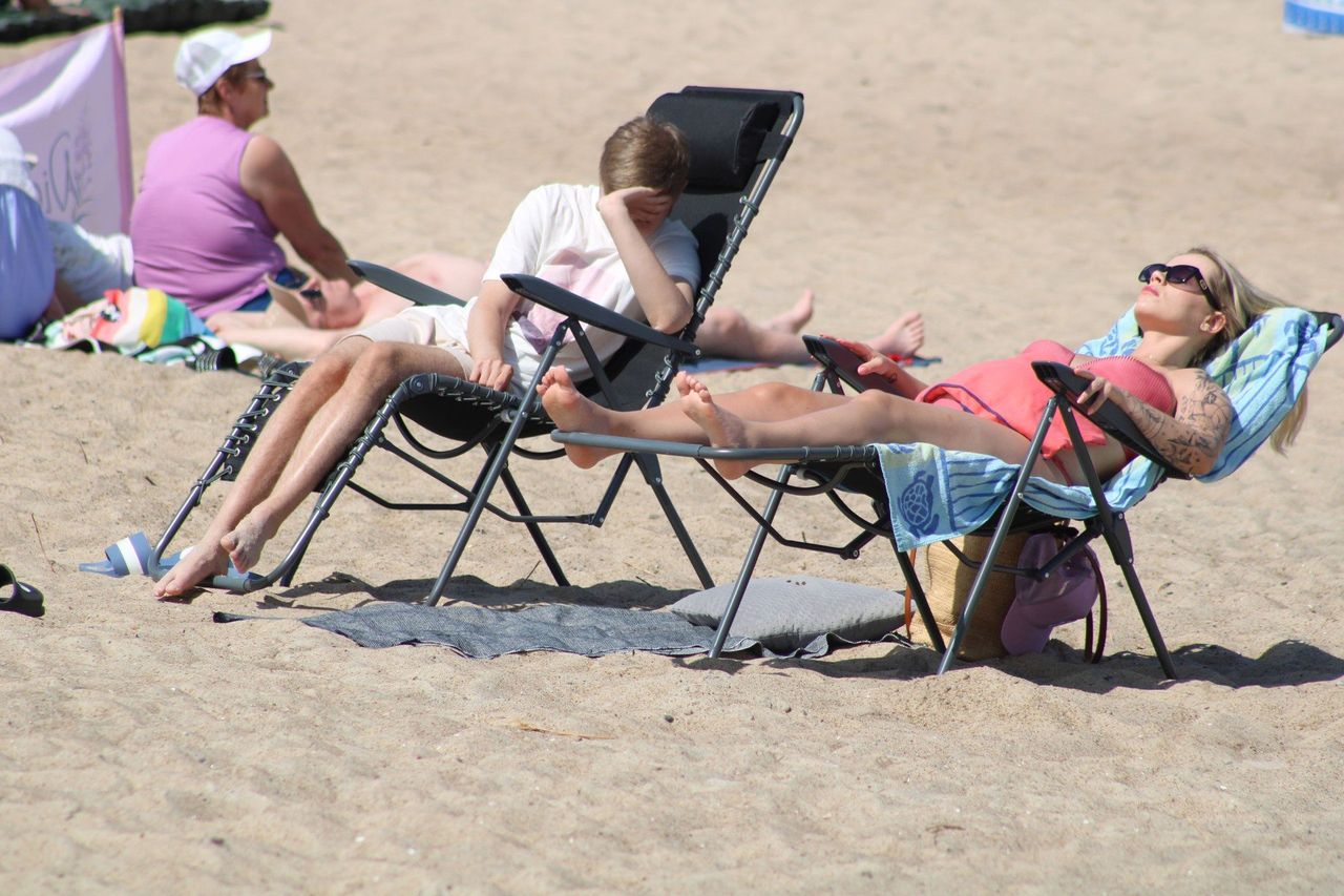 Wakacje na plaży w Mielnie. Tak wyglądał dzisiaj wypoczynek nad Bałtykiem