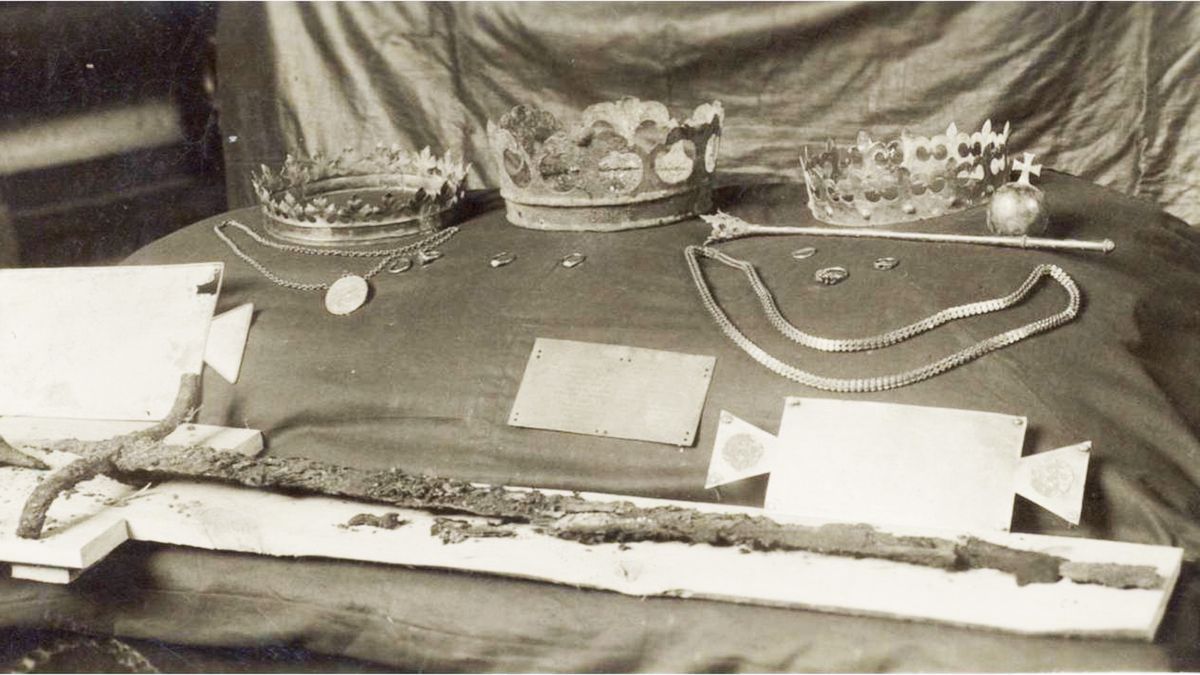 Insygnia królewskie władców Litwy w Katedrze Wileńskiej, 1931 r.