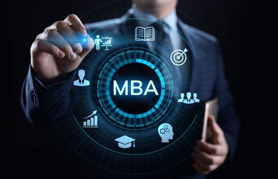 Managerowie z dyplomami MBA na Collegium Humanum. Wśród nich dyrektorzy komunikacji i marketingu