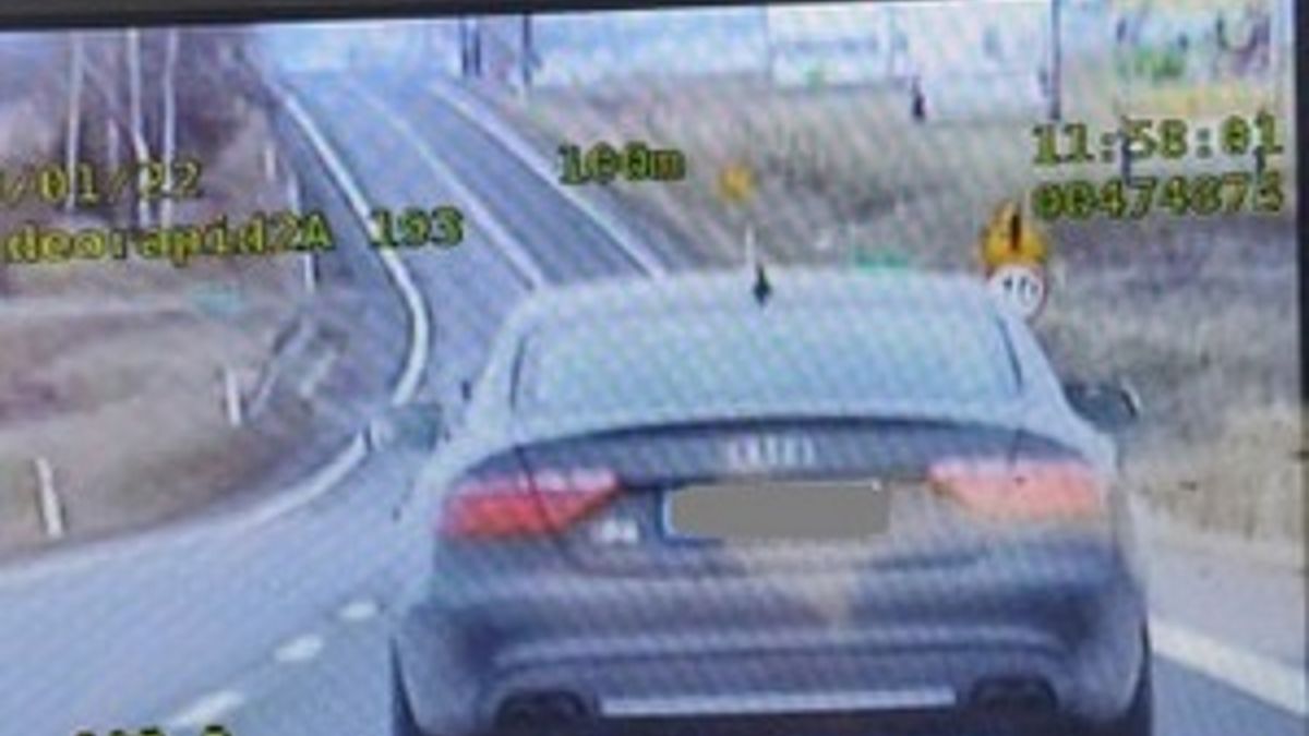 Za przekroczenie dozwolonej prędkości o 102 km/h kierowca został ukarany mandatem karnym w kwocie 2,5 tys. złotych.