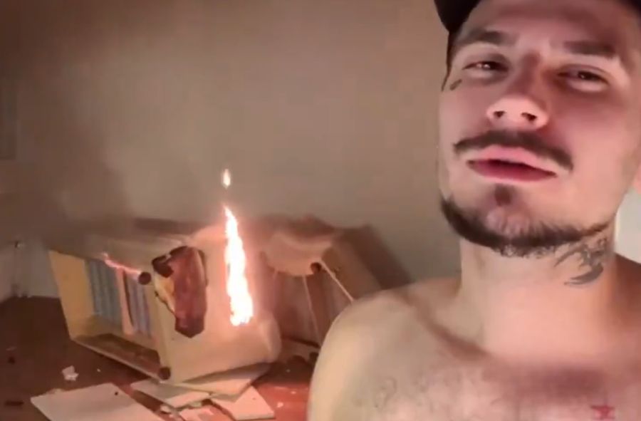 Streamer podpalił kanapę. Konsekwencje były srogie