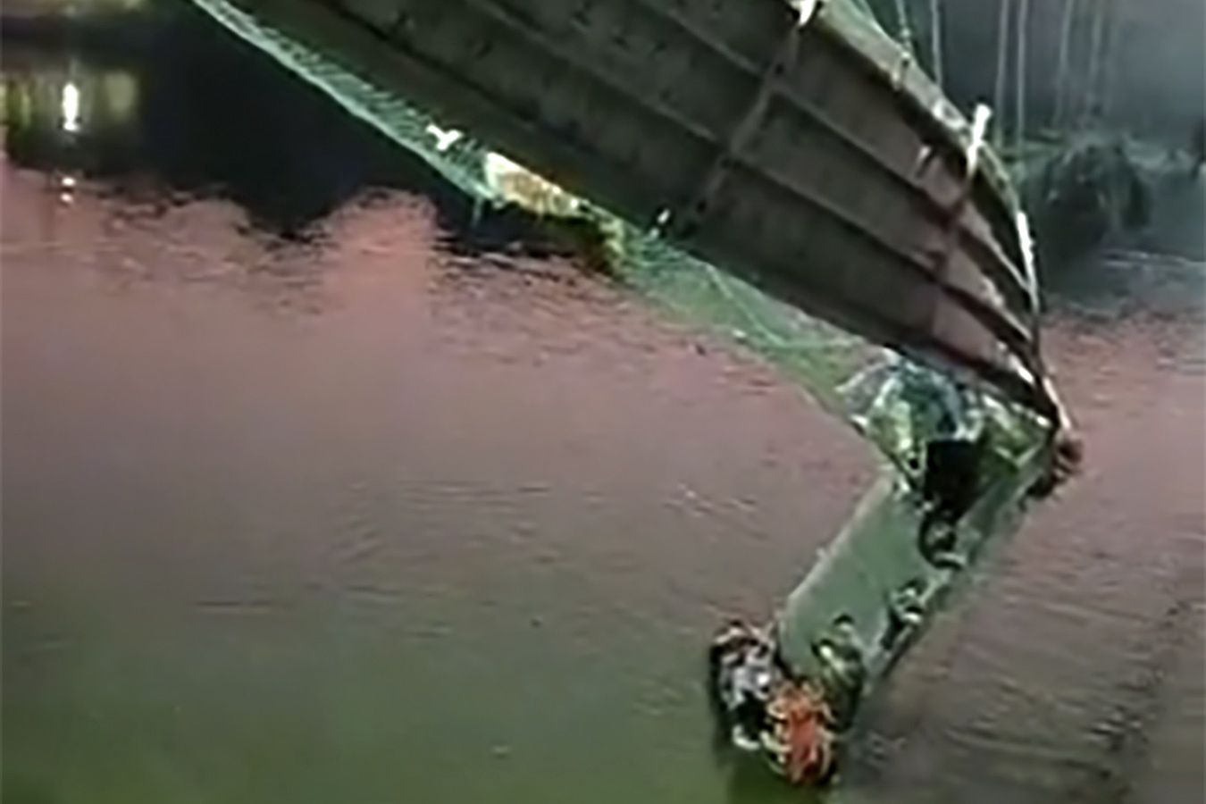 Zarwał się most wiszący w Morvi. Nie żyje co najmniej 60 osób