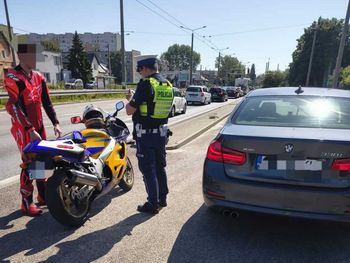 21-latek na sportowym motocyklu jechał 145 km/h przez miasto. Tłumaczył, że spieszy się na studia