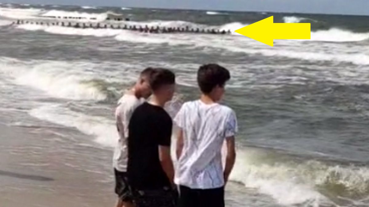 Plażowicze utworzyli wzorowy łańcuch życia