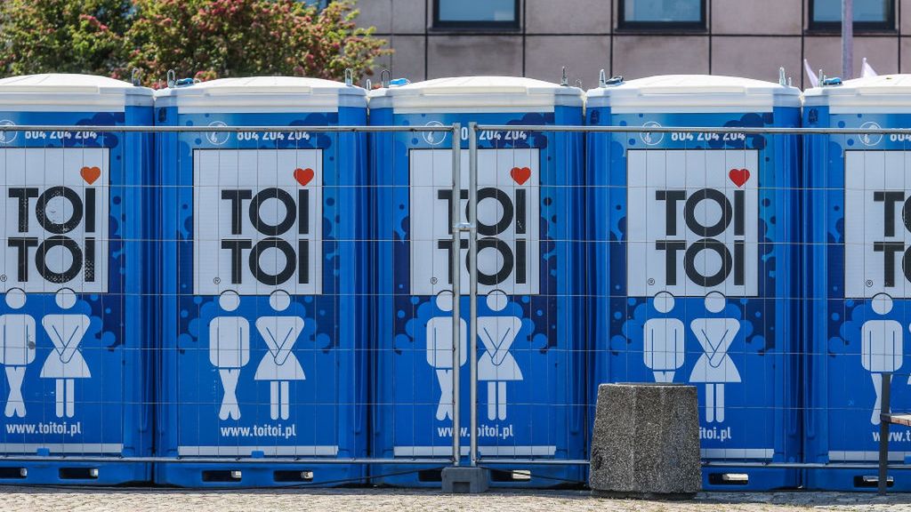 W całym Brennie postawiono przenośne toalety. Zdj. ilustracyjne