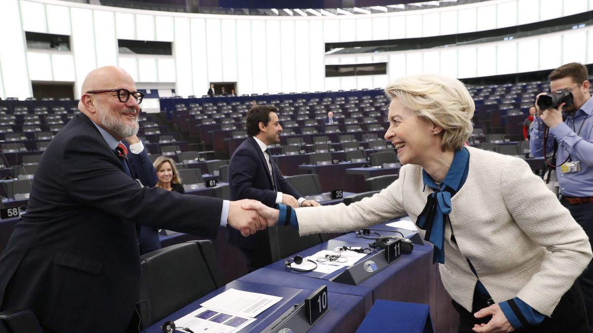 Luxembourg's Marc Angel (L), of the Group of the Progressive Alliance of Socialists and Democrats in the European Parliament, shakes hand with European Commission President Ursula Von Der Leyen (R) prior to a session on the conclusions of the European Council meeting, at the European Parliament in Strasbourg, France, 18 January 2023. EPA/JULIEN WARNAND Dostawca: PAP/EPA.