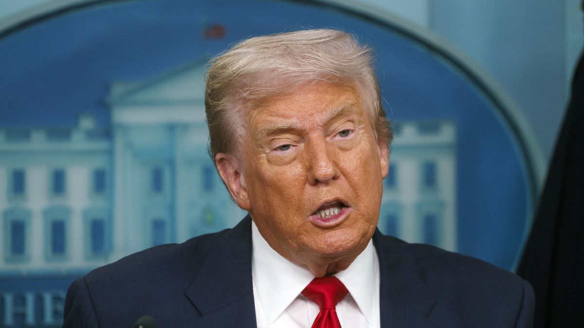 epaselect epa12293806 US President Donald Trump addresses the media in the James S. Brady Press Briefing Room of the White House, Washington, DC, USA, 11 August 2025. President Trump is due to announce the deployment of the National Guard in Washington DC as part of a crime reduction strategy. EPA/WILL OLIVER / POOL Dostawca: PAP/EPA.